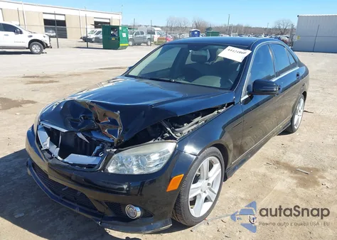 2010 Mercedes-Benz C 300 Sport z USA, uszkodzony, nr VIN WDDGF5EB7AR091873